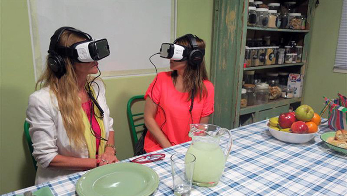 Dos mujeres experimentan en realidad virtual las agresiones machistas.