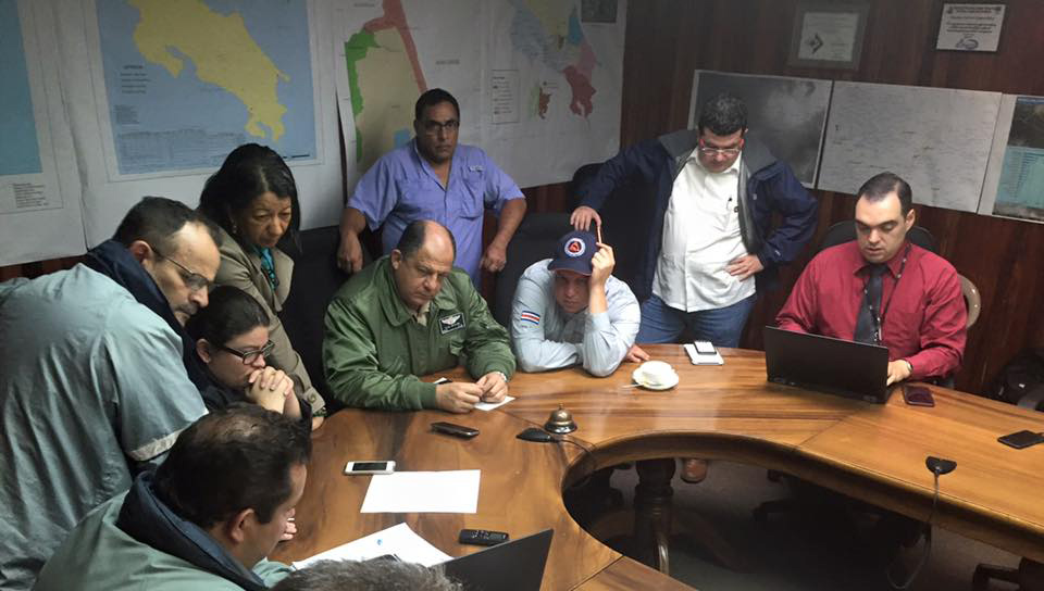 El presidente Luis Guillermo Solís (c) en el Centro Nacional de Operaciones de Emergencia costarricense.