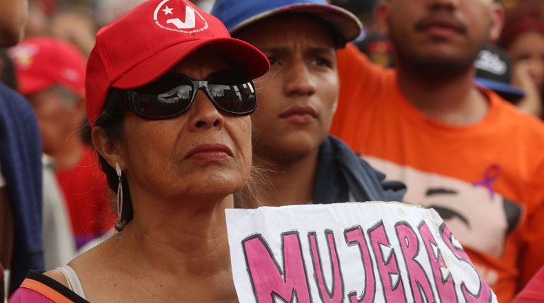 En Venezuela, las mujeres se movilizaron hasta el Palacio de Miraflores para garantizar la paz y el futuro de todos los venezolanos, expresó la ministra para la Mujer e Igualdad de Género de ese país, Blanca Eekhout.
