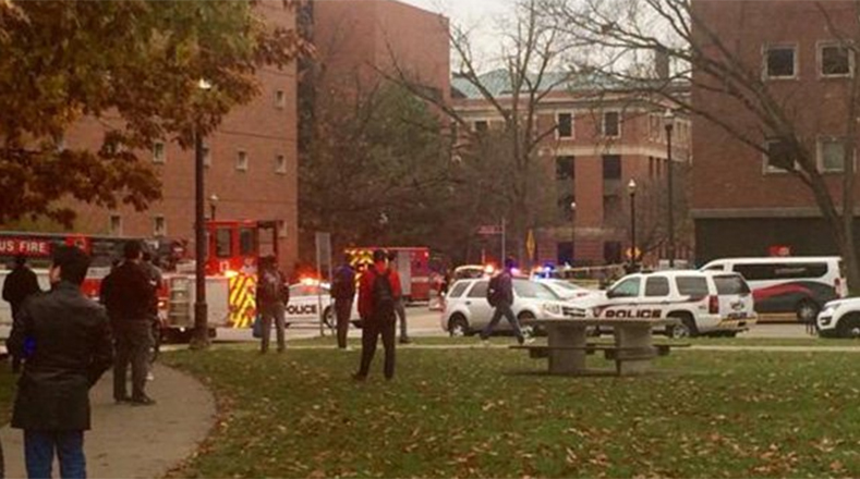 Varias ambulancias y camiones de bomberos se alinearon en la avenida Woodruff, que rodea el campus.