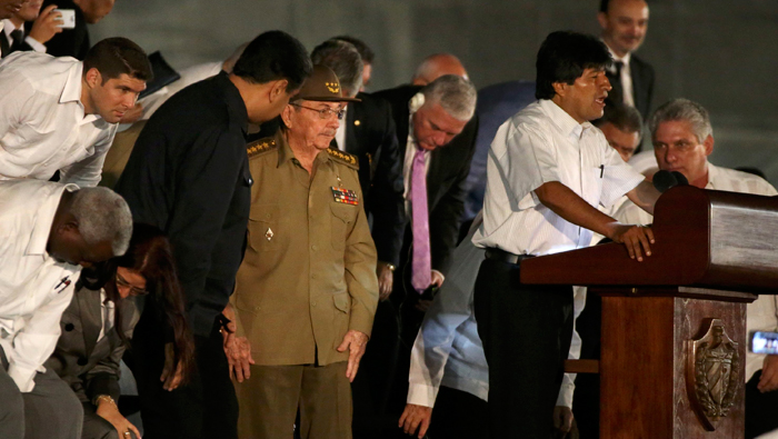 Morales cuestionó que medios occidentales señalen la muerte de Fidel como el fin de la Revolución.