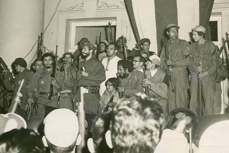 Fidel se dirigió a la multitud que lo esperó frente al Ayuntamiento de la ciudad de Cienfuegos.