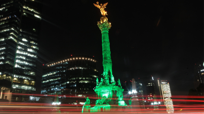 El monumento a la Revolución Mexicana se ilumino de verde en honor a los fallecidos del club Chapecoense