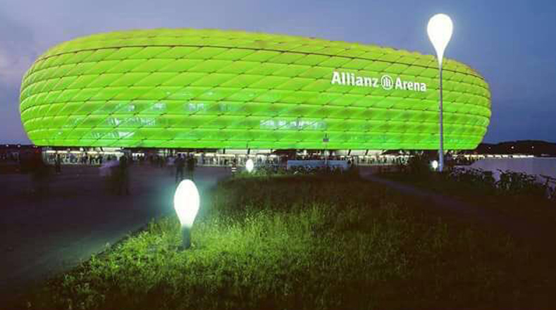 El estadio del Bayern Múnich de Alemania, lució una cubierta de luminarias totalmente verde en muestra de apoyo al Chapecoense