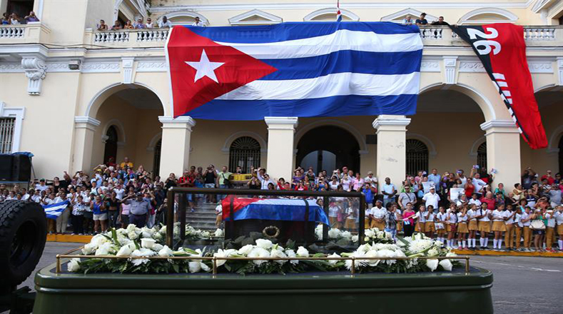 Cubanos guardan silencio durante caravana de tributo a Fidel