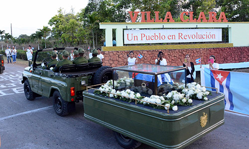 La ciudad donde reposan los restos del Ché Guevara, custodió en la madrugada de este jueves las cenizas de Fidel Castro.