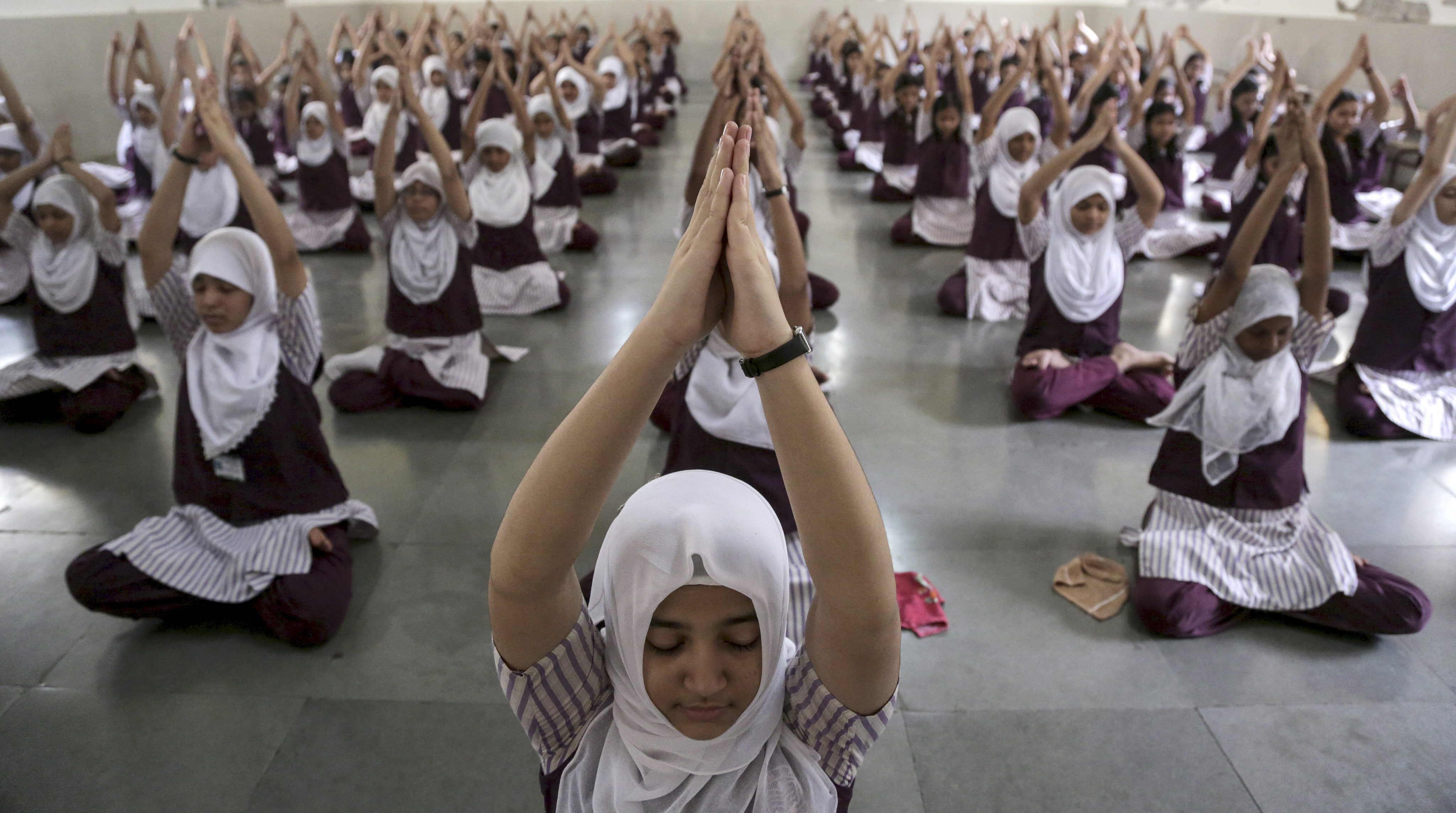 El yoga ha influido en numerosos aspectos de la sociedad de la India.