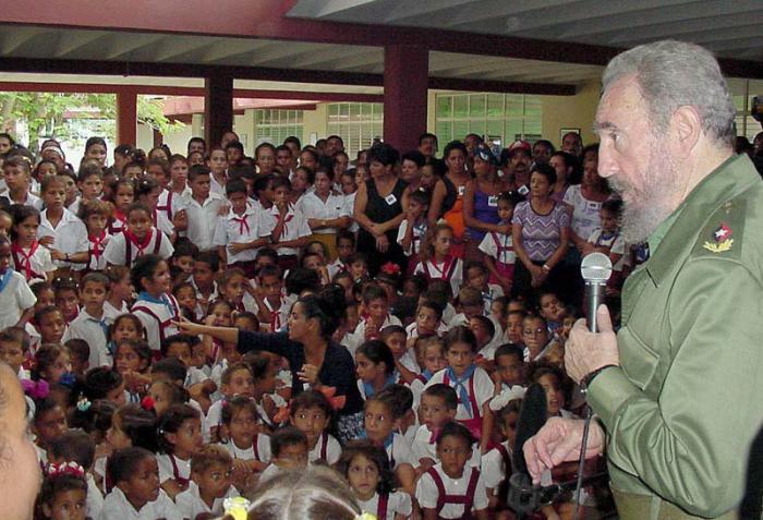 El interés permanente por la educación del pueblo de Cuba es ejemplo de la inmensidad de Fidel Castro. Foto http://domingonunez.blogspot.com