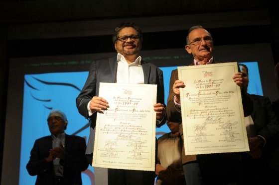 Los jefes de las delegaciones de las FARC-EP y Gobierno, Iván Márquez,y Humberto La Calle, recibieron el diploma acreditativo del Premio Nacional de Paz en Colombia.