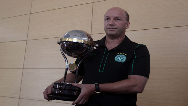 Independiente Santa Fe, actual campeón, entregó la réplica del trofeo.