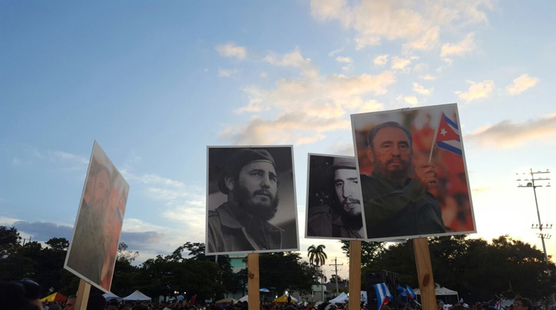 Las cenizas de Fidel llegaron a Santiago, luego de realizar el itinerario que rememoró el re­corrido de La Caravana de la Libertad en enero de 1959.