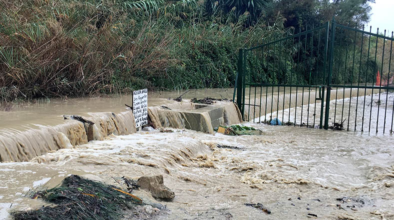 Una mujer de 26 años perdió la vida en la comunidad malagueña de Estepona (Andalucía) tras las fuertes lluvias.