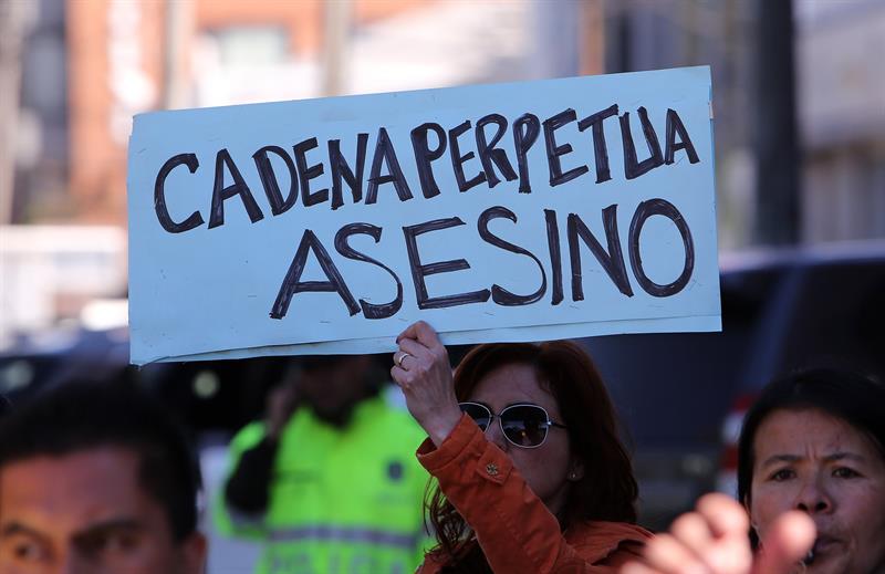 Colombianos protestan frente a la clínica Navarra donde se encuentra el presunto violador y asesino de Yuliana Andrea Samboni Muñoz.