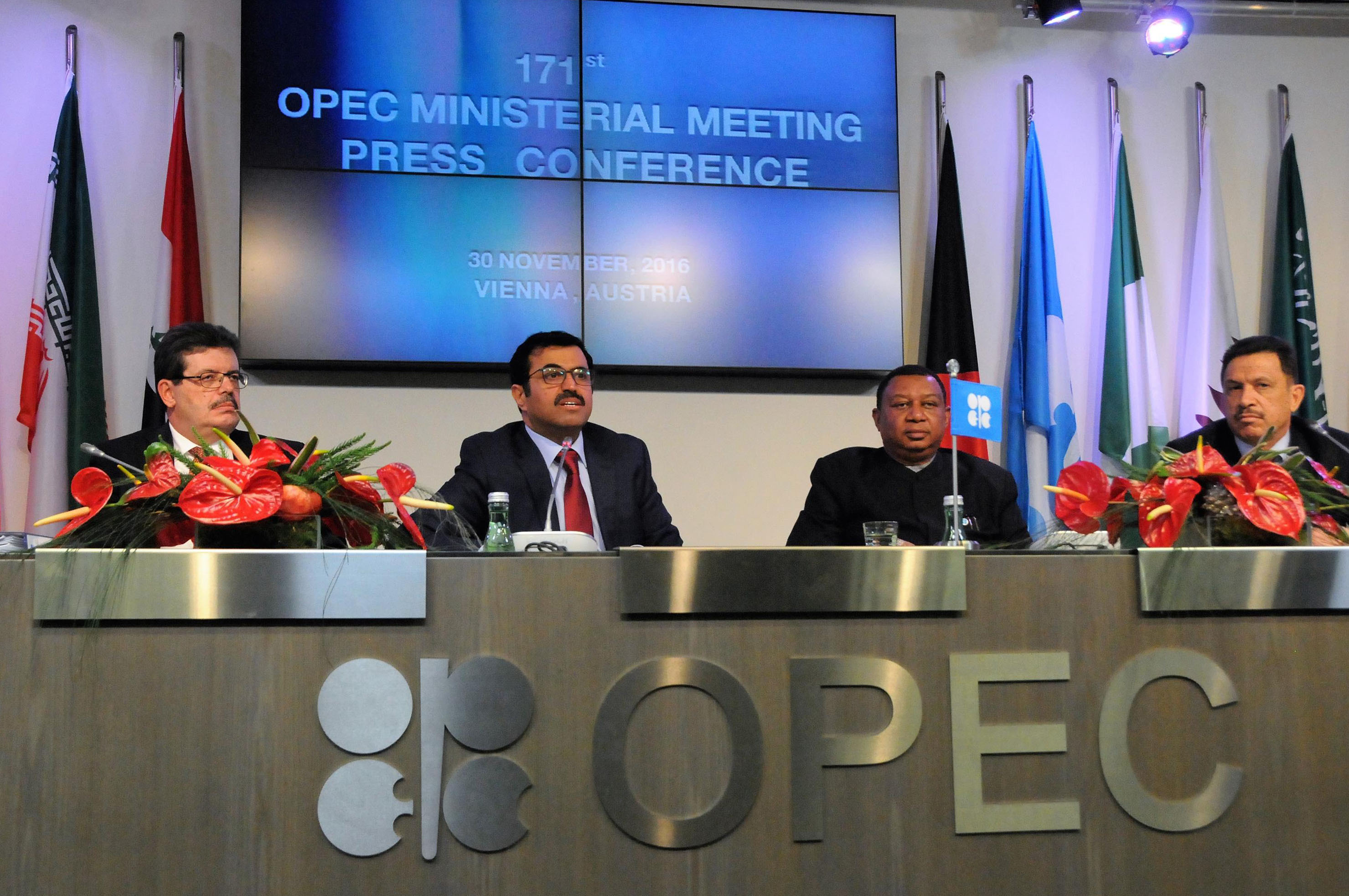 OPEP decidió reducir producción de petróleo en 1.2 millones de barriles diarios y estableció un tope de producción de petróleo de 32.5 millones de barriles al día.