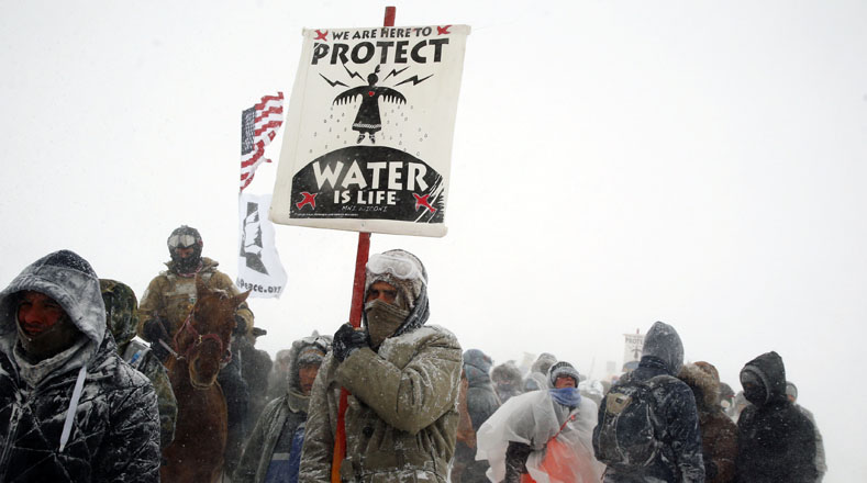 Los defensores del agua se oponen a la construcción del oleoducto porque pone en peligro el agua potable en la reserva sioux de Standing Rock (Roca Sagrada) en Dakota del Norte.