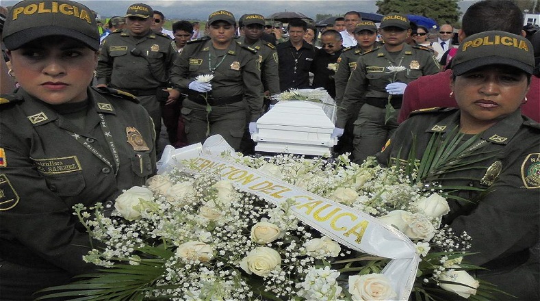 El cuerpo de la menor fue recibido en Popayán en medio de una calle de honor conformada por uniformados, empleados de la Gobernación del Cauca, miembros de la Defensa Civil, estudiantes de varios colegios y funcionarios del ICBF.
