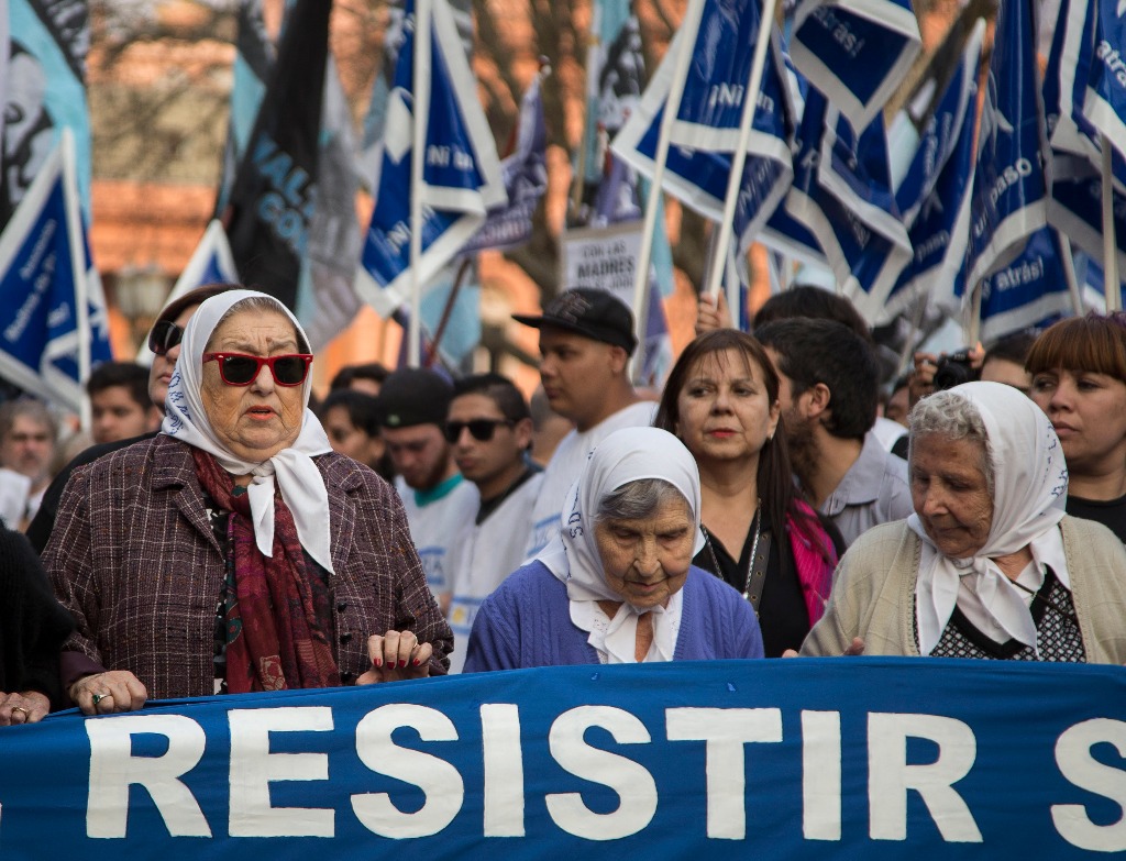 Las Madres de Plaza de Mayo salen a las calles en protesta contra las políticas del gobierno de Mauricio Macri.