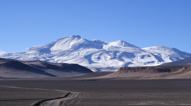 Ojos del Salado: Con 6 mil 891,3 msnm, este  estratovolcán está enclavado sobre el límite entre Argentina y Chile, perteneciente a la cordillera de los Andes. Es el volcán más alto del mundo,y la segunda cima más alta de los hemisferios sur y occidental.
