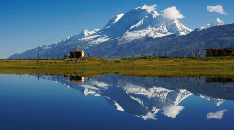 Huascarán: Es un macizo nevado ubicado en la cordillera Occidental de los Andes peruanos, específicamente en la Provincia de Yungay, dentro de la región Áncash. Mide 6 mil 768 metros y posee tres picos: la cumbre norte con 6555 msnm, la cumbre sur con 6768 msnm y la cumbre del Chopicalqui al este, con 6354 msnm.