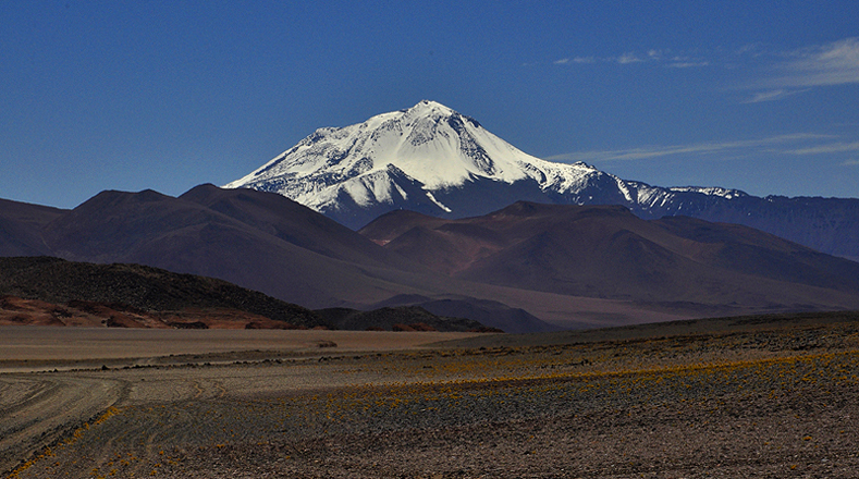 Llullaillaco: Este estratovolcán de 6 mil 739 msnm está ubicado en la Cordillera de los Andes, en la frontera de Argentina y Chile, entre la Provincia de Salta y la Región de Antofagasta. Es el cuarto volcán más elevado del planeta, la sexta montaña más alta de América, la quinta más alta de la Argentina, y la tercera de Chile. 