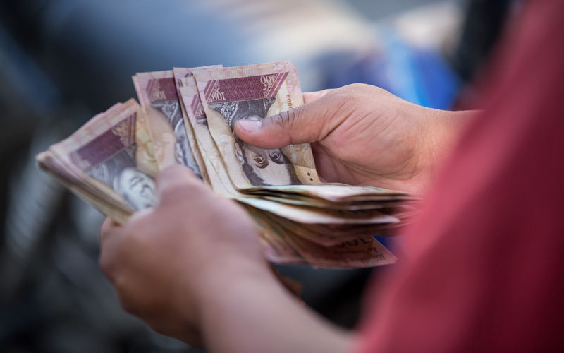 El billete de 100 Bs ha sido acaparado por la mafias de lavado de dinero