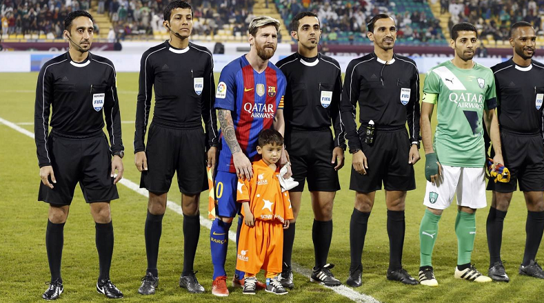 El pequeño amante del fútbol fue seleccionado para salir junto a otros niños al campo con el resto de los jugadores.