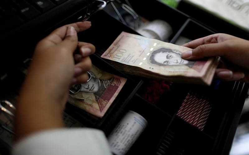 Los billetes de 100 eran extraídos por mafias hacia Colombia.
