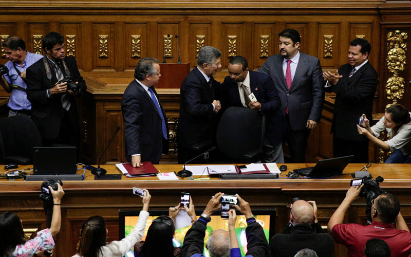 La derecha venezolana pretende reeditar el golpe parlamentario en Paraguay, Honduras y Brasil.