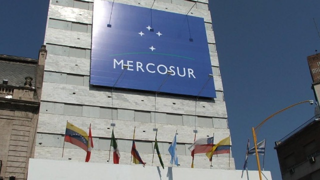 Sin dudas en el último año el MERCOSUR ha dado un giro claro hacia el neoliberalismo, en vistas de “integrarse” a los “beneficios” del mercado global.
