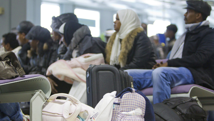 Los refugiados afganos esperan la hora de ser expulsados de Alemania.