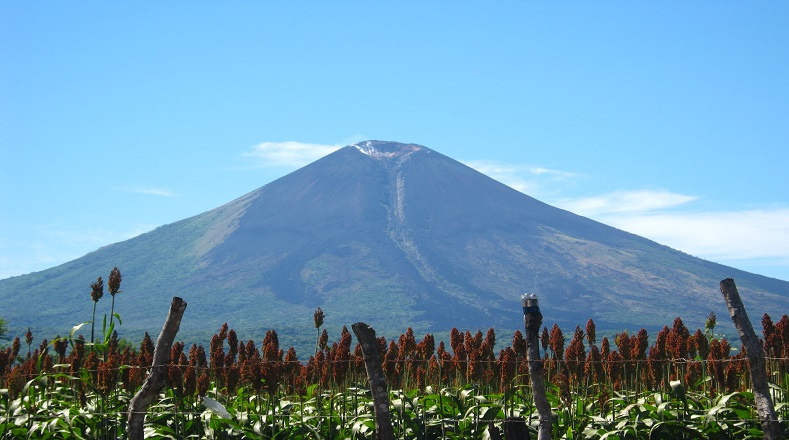 Nicaragua es conocida como la cordillera de los volcanes, constituida por 13 conos, de ellos siete activos, en el litoral Pacífico del país centroamericano.