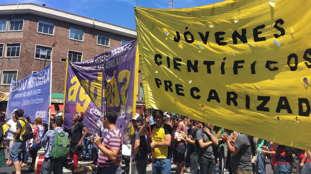 Jóvenes científicos salen a la calle a protestar contra recortes en el presupuesto del sector científico en Argentina.