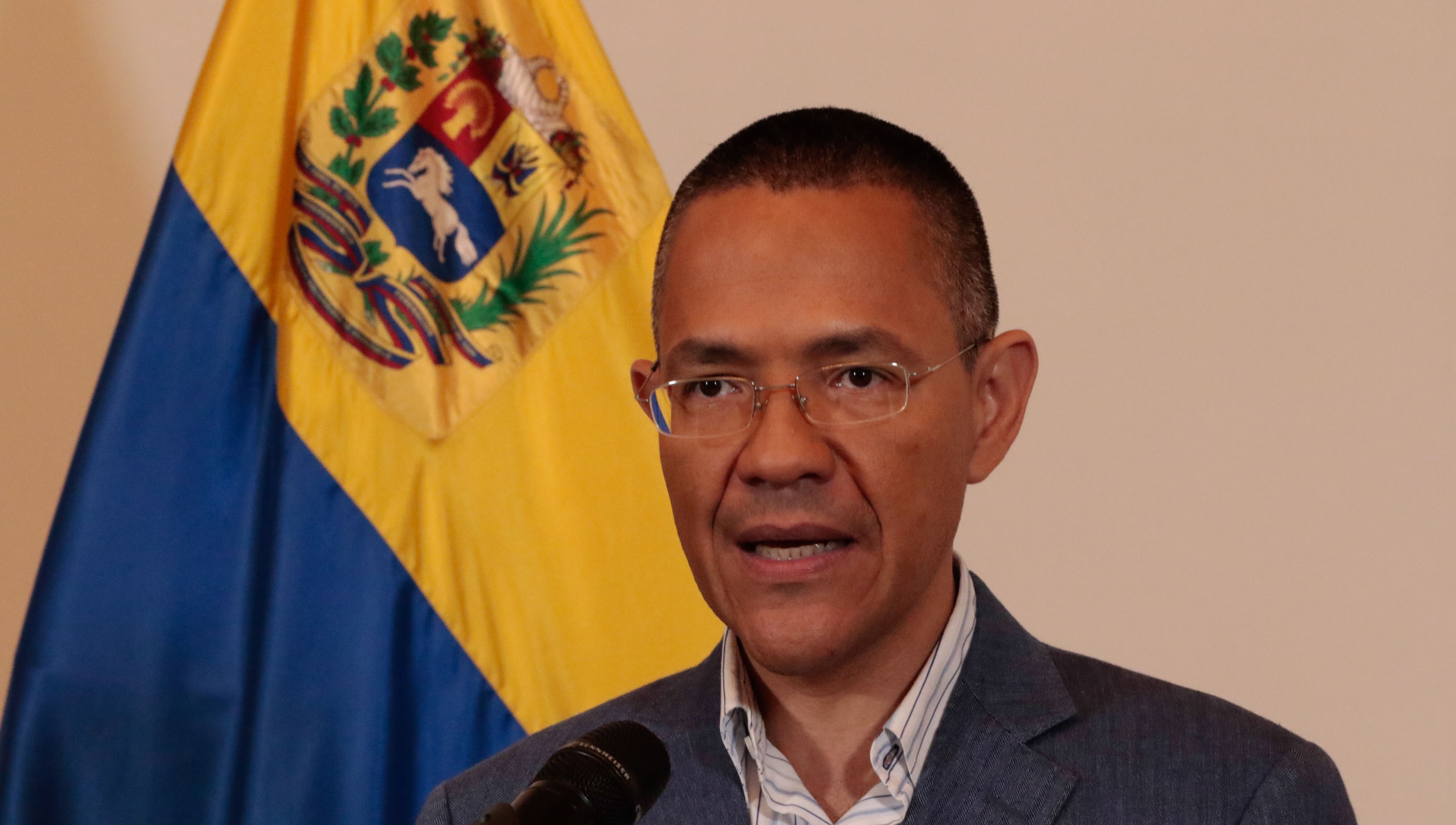El ministro Ernesto Villegas leyó el comunicado del Gobierno venezolano.