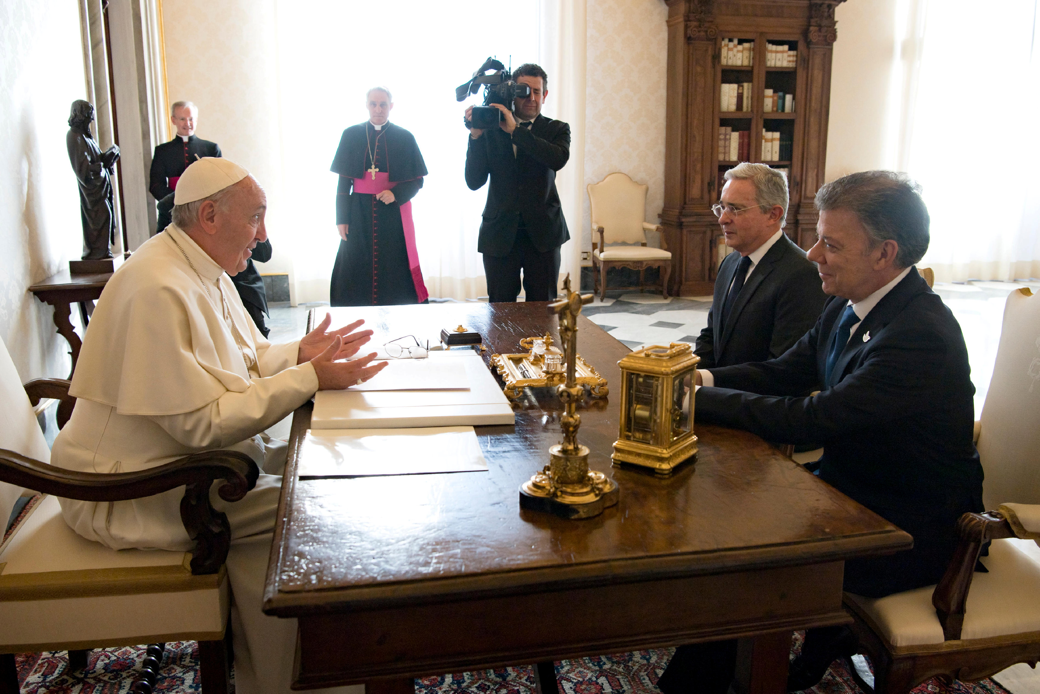 El Papa Francisco recibió al presidente de Colombiano Juan Manuel Santos y  al expresidente Álvaro Uribe.