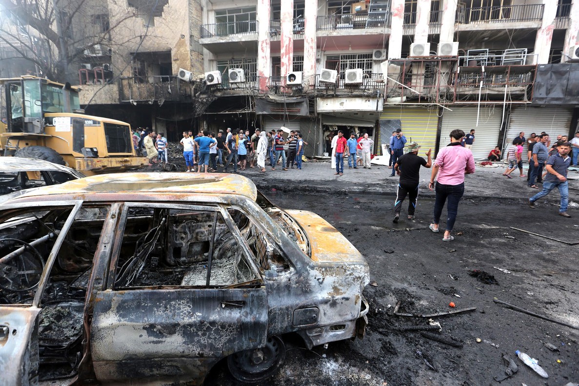 a zona de Al Karrada, en Bagdad, tras un atentado con un coche suicida.