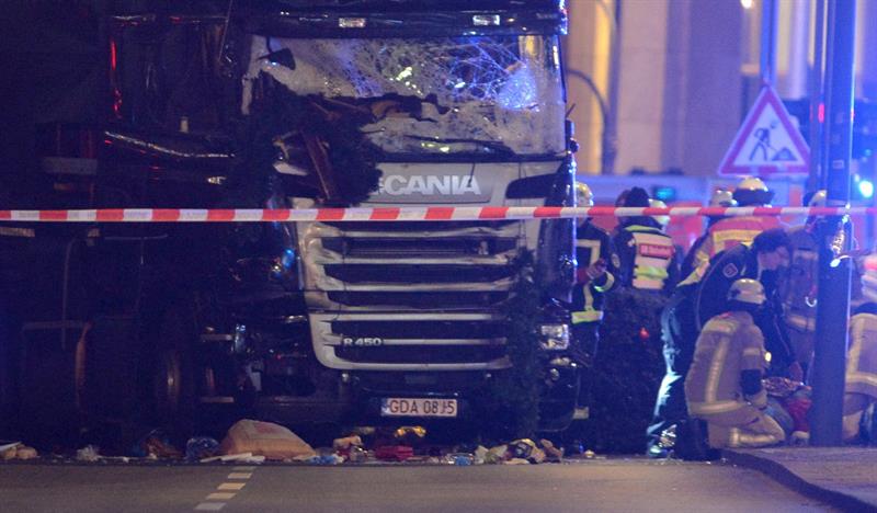 Vista del camión que colisionó contra un mercado navideño en Alemania.