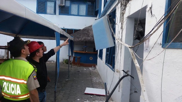 Policía de Ecuador cuantifica daños tras sismo de 5.2 en Esmeraldas.