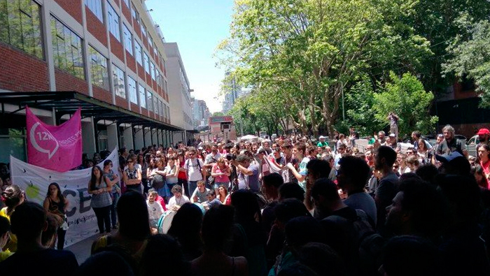 Trabajadores toman Conicet en protesta contra recortes de Macri