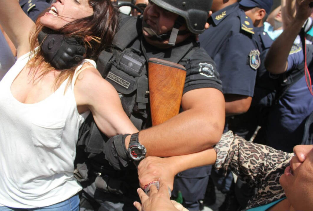 La Policía de Jujuy golpeó a varios de los asistentes a la audiencia de Milagro Sala.