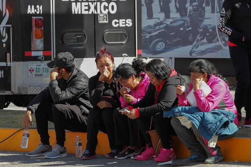 Familiares de personas afectadas por la explosión esperan por noticias de sus seres queridos hoy, miércoles 21 de diciembre de 2016, a las afueras del mercado pirotécnico de San Pablito, en el municipio mexicano de Tultepec.