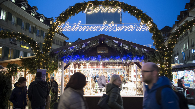 Mercado navideño en Berna, Suiza, alumbrado por las luces correspondientes a la época este viernes 23.
