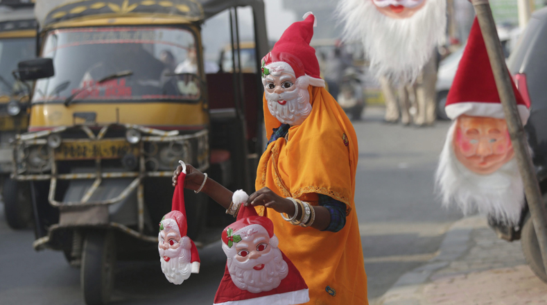 Un vendedor callejero ofrece gorros de Papá Noel en un cruce de calles en Amritsar, La India. A pesar de que los cristianos representan el 2 por ciento de la población india, la Navidad es celebrada en todo el país.