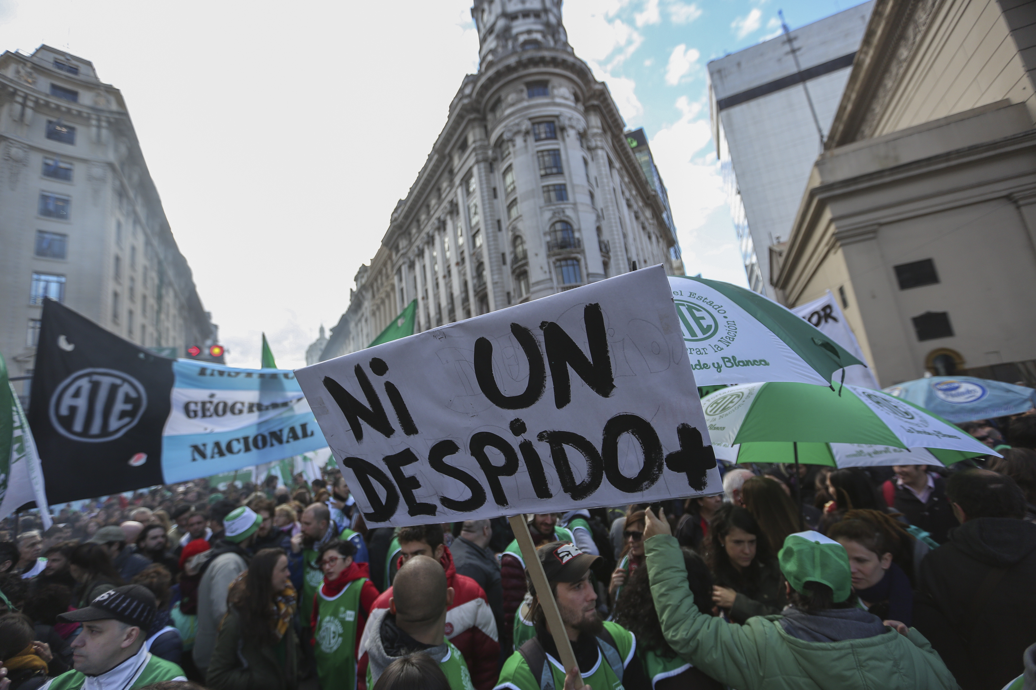 Para el Gobierno argentino todavía hay un millón de empleos que sobran, después de despedir a más de 230 mil personas.