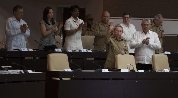 El presidente cubano Raúl Castro preside la sesión plenaria de la Asamblea Nacional de Poder Popular.