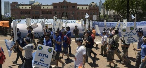 Argentinos protestan contra los despidos y tarifazos del gobierno de Macri.
