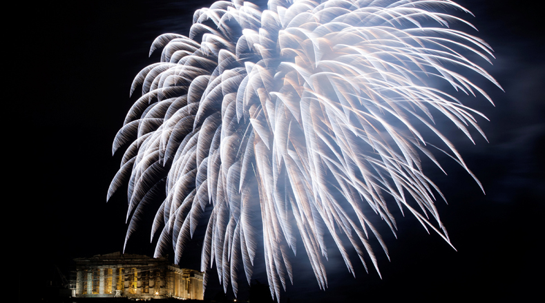 El histórico Partenón, ubicado en la Acrópolis de Atenas, capital de Grecia, recibió el Año Nuevo con fuegos artificiales.