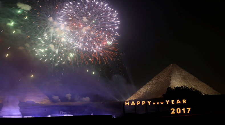 Cerca de las pirámides egipcias, también se celebró con fuegos artificiales y con el mensaje "Feliz Año 2017"