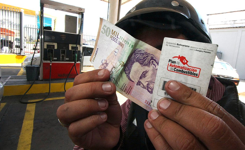 La medida busca frenar el contrabando de combustible hacia Colombia que afecta la economía venezolana.