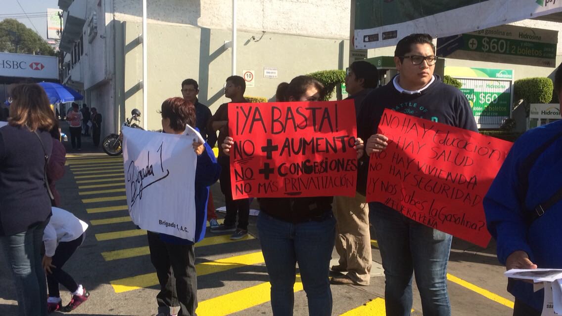 Mexicanos muestran carteles en repudio a gasolinazo del gobierno de Peña Nieto.