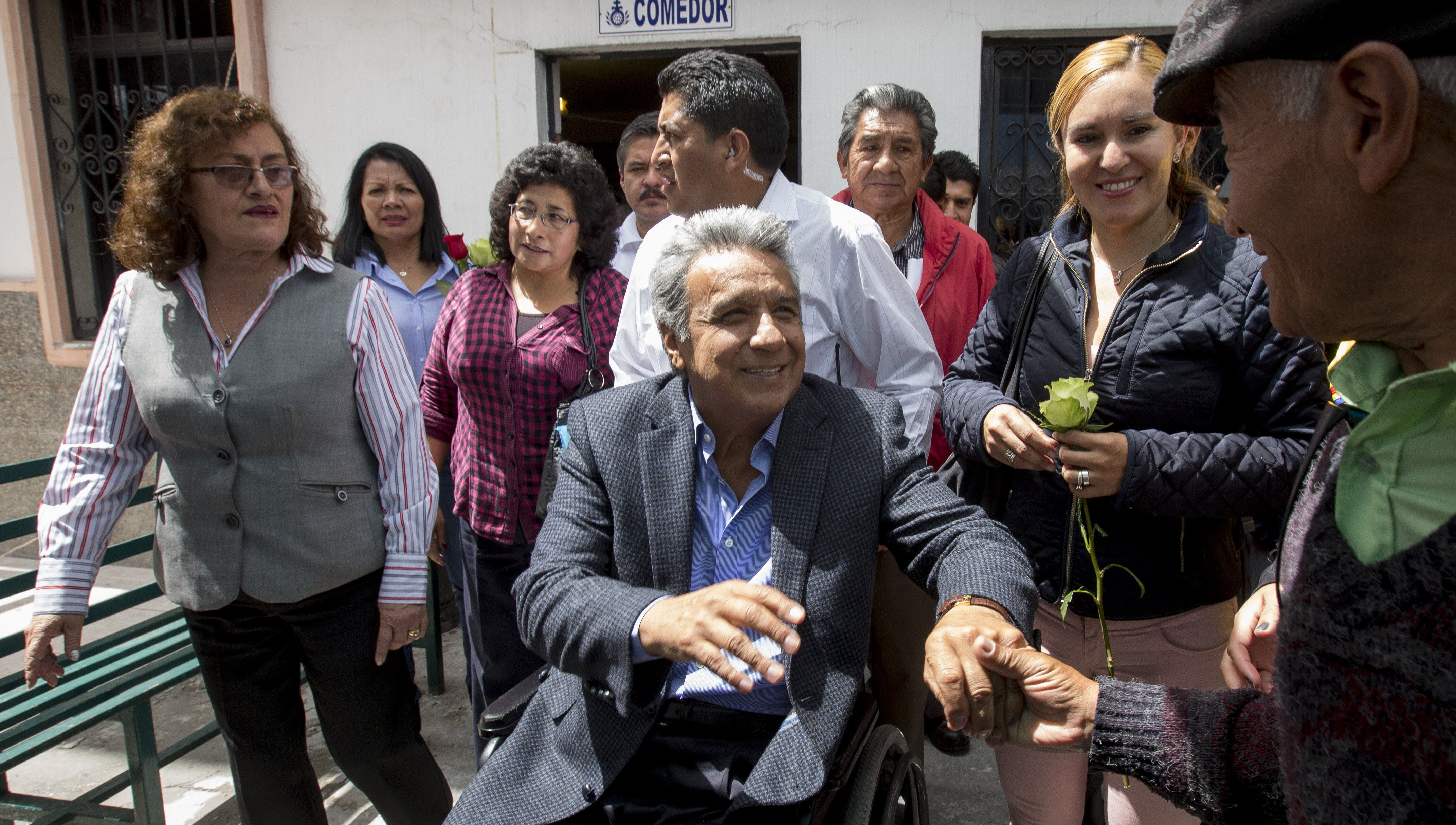 Moreno (c) saluda a sus seguidores durante una visita a un hogar de ancianos.